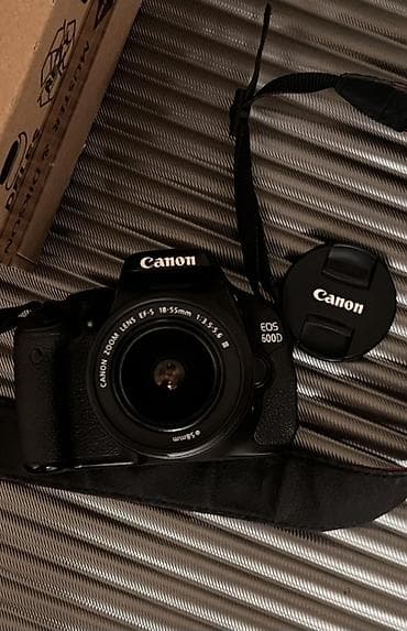 Зеркальная камера Canon EOS 600D с комплектным зум-объективом Canon