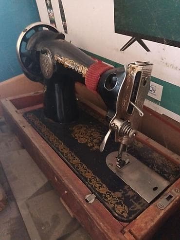 xbox 360 freeboot: Механическая швейная машина с ручным приводом на столике-основании — 3