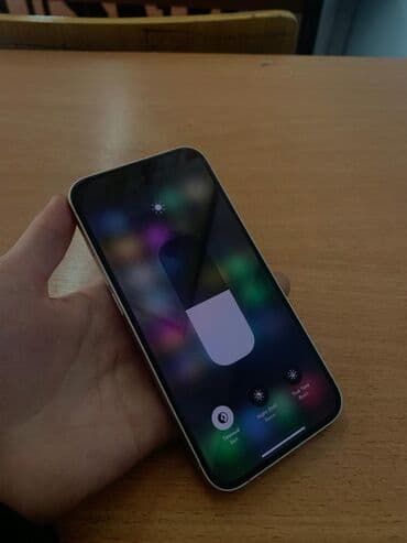 разбитый iphone: IPhone 13, Б/у, 256 ГБ, Белый, Чехол, 75 % — 4