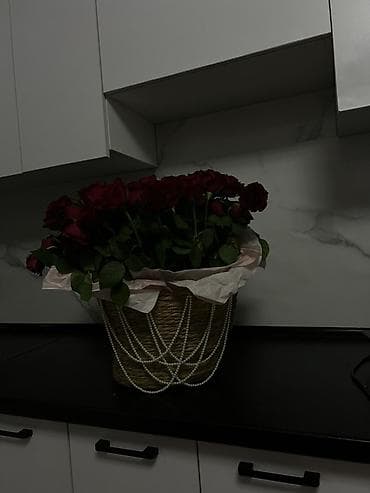 корзина цветы: Срочно срочно Большая композиция из красных роз в декоративной — 2