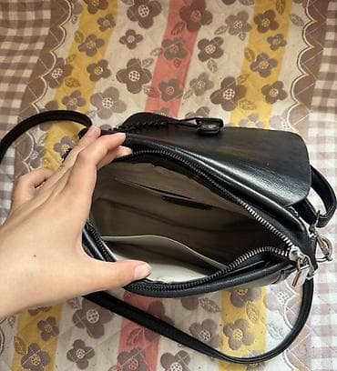 Сумки: Сумка-кроссбоди из чёрной гладкой кожи с клапаном. - Формат — 4