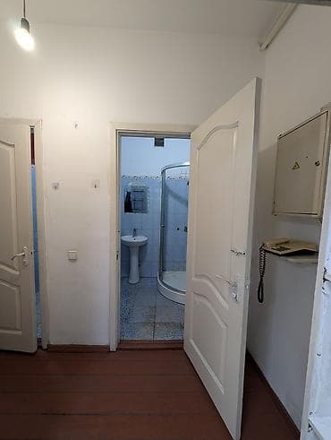 open space: Жибек-Жолу Сдается торговое помещение Площадь: 70м2 Этаж: 1 С — 2