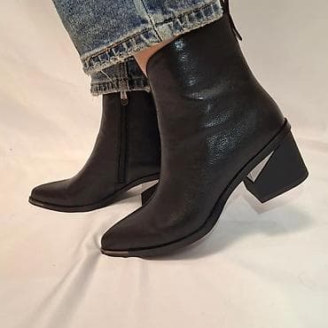 Женские ботильоны из черной гладкой кожи с заостренным носком. Средний