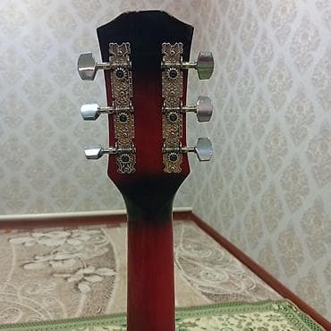 Акустическая гитара типа дредноут, 6 струн, корпус с вырезом (cutaway)