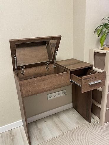 Мебель: Компактный туалетный/рабочий столик с откидной крышкой-зеркалом и — 5