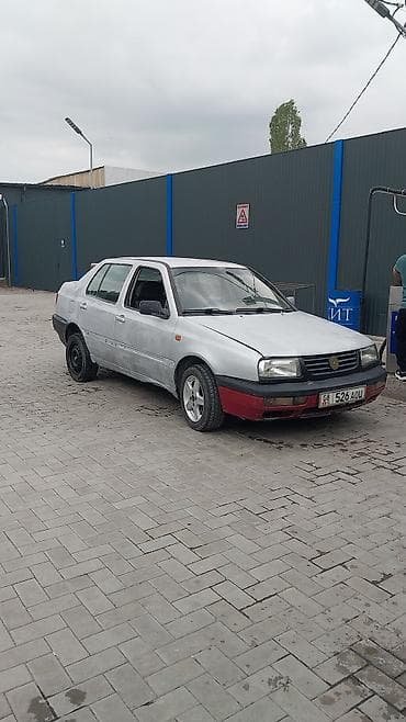 Транспорт: Volkswagen Vento: 1994 г., 1.6 л, Кол менен иштөөчү, Бензин, Седан — 2