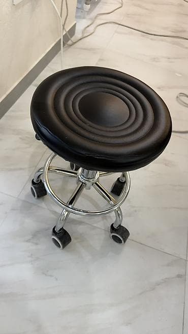 Крутящийся табурет на колесах для салона/мастерской. - Сиденье