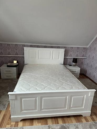 Спальный комплект в отличном состоянии (кровать + матрас + 2 тумбочки)