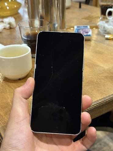 galax: Смартфон Samsung Galaxy S22 (версия с тройной камерой). Цвет корпуса — 2