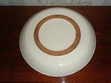 солонка: Продаю: 1. Блюдо глиняное, диаметр 36 см., цена 200 сом; 2. Тарелки — 2