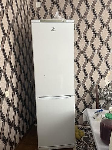 Холодильник Indesit, двухкамерный, с нижней морозильной камерой