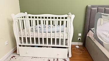 Строительные леса, стойки: Детская кроватка с маятниковым механизмом, белый цвет. - Классическая — 1