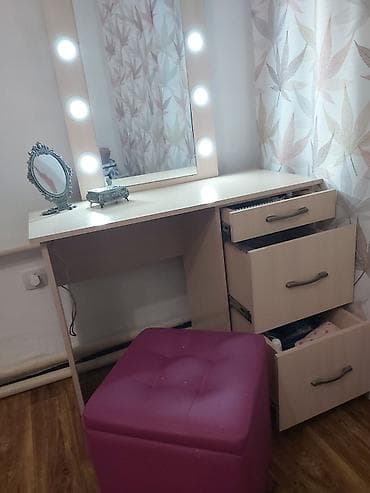продаю туалетный столик: Туалетный косметический стол с подсветкой. - Большое вертикальное — 1