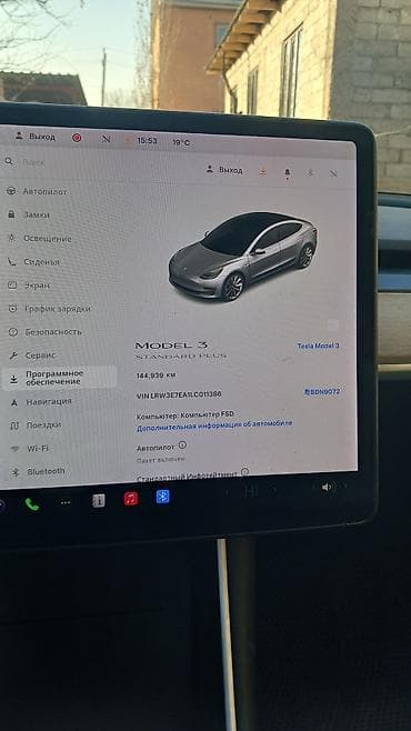 byd e3: Tesla Model 3: 2020 г., Электромобиль, Седан — 7