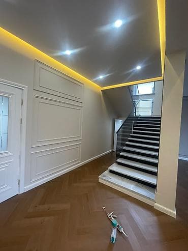 гостиные столы стулья: Паркетная доска ёлкой + потолочное освещение и декоративные стены — — 1