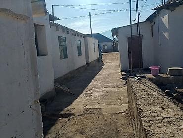 дом жээк: Кочкор центрдан 5 бөлмөлүү үй сатылат. үйдүн көрүнүшү сүрөттөдүгөй — 3