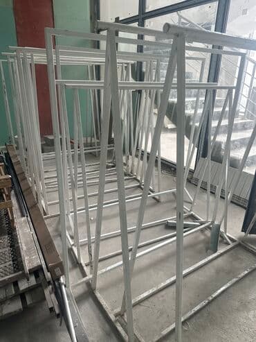 пристенное оборудование для магазина одежды: Металлическая конструкция белого цвета, состоящая из нескольких — 3