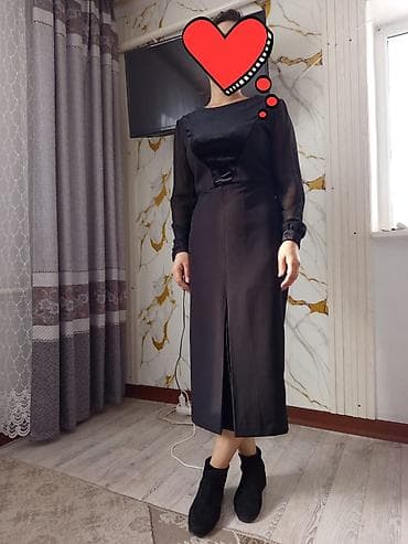 черные платья: Элегантное черное платье-миди. - Прямой силуэт с центральным — 5