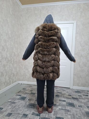 Длинный женский меховой жилет из натурального меха (пухлый «шевронный»