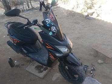 Скутер спортивного стиля, черный с оранжевыми графическими вставками — 1