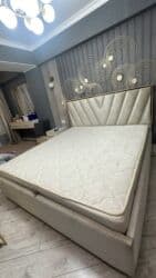 продать кровать с матрасом: Удобная двуспальная кровать с мягким изголовьем и матрасом - Размер — 3