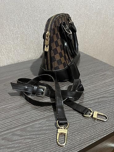 Спортивные сумки: Сумка от LV, отличного качества, никаких дефектов, сумка в отличном — 2