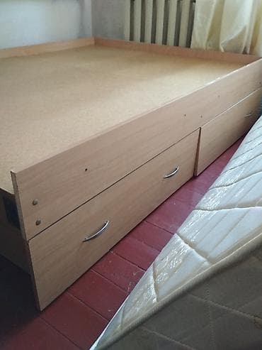 used bed: Двуспальная кровать. Две раздвижные полки снизу. Матрас. Самовывоз — 1