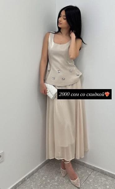 Костюмы: Элегантный бежевый комплект из атласной майки и длинной струящейся — 1