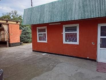 строим дом: Продаётся частный дом с благоустроенным двором. Основные — 3