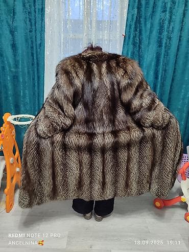 чернобурка: Длинная шуба из натурального меха черно‑бурой лисицы (silver fox) — 2