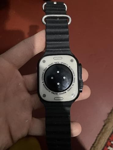 Смарт-часы в стиле «Ultra» с прямоугольным корпусом и черным рифленым