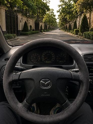 авто мотор: Mazda 323: 1998 г., Хэтчбэк — 4