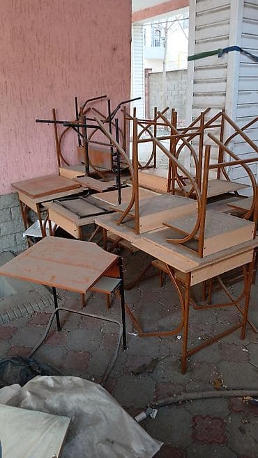 Учебные парты и стол. Можно сделать реставрацию. Очень дёшево отдам - at lalafo.kg Учебные парты и стол. Можно сделать реставрацию. Очень дёшево отдам -