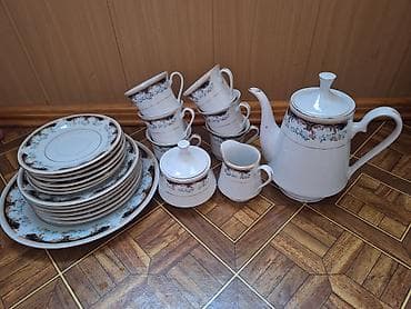 dinner table: Фарфоровый чайно-столовый набор в классическом стиле. Состав: - — 2