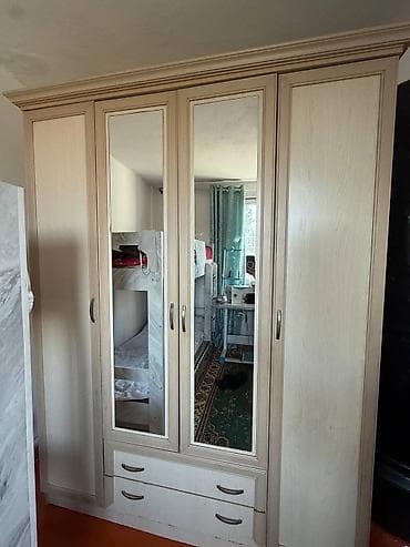 стол с зеркалом: Спальный гарнитур в классическом стиле, светлый дуб/беж. Состав — 2