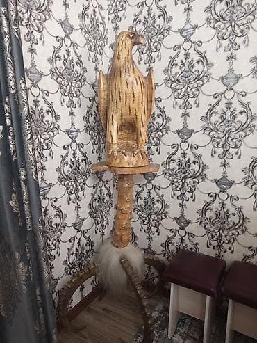 Резная напольная подставка/столик с орлом ручной работы - Авторская