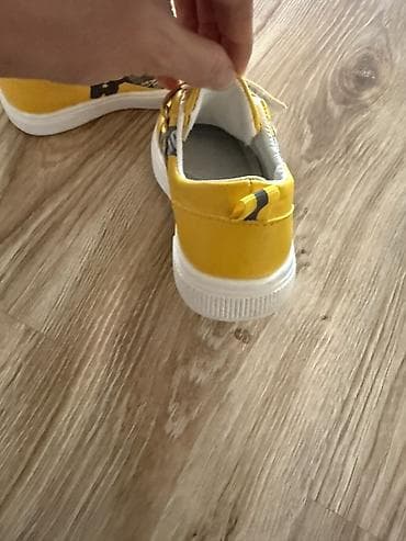 белые кросовки: Детские кеды (кроссовки) ярко‑жёлтого цвета, размер 30. - Застёжка — 2