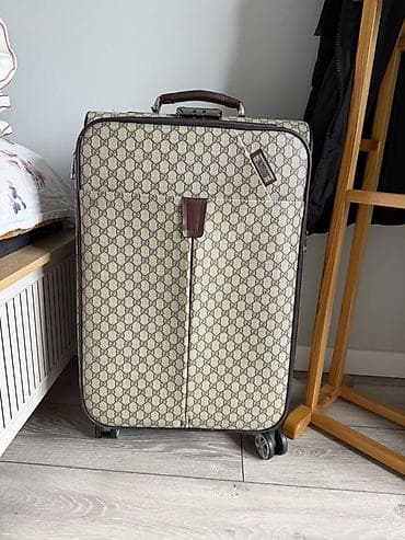 Бижутерия: Дорожный чемодан на колесах с фирменным монограммным узором GG — 1