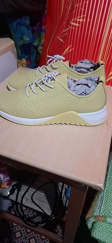 Сапоги: Женские кроссовки из натуральной кожи в отличном состоянии. Размер не — 4