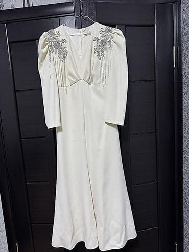 улуттук кийимдер рисунок: Элегантное белое платье миди с длинными рукавами. - Силуэт: слегка — 1