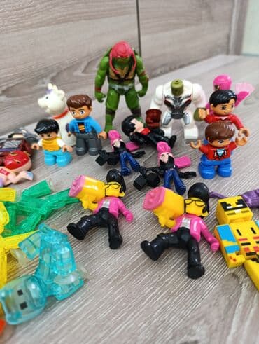 курсы ремонт: Набор разнотипных фигурок и мини-игрушек Состав на фото: - Несколько — 3