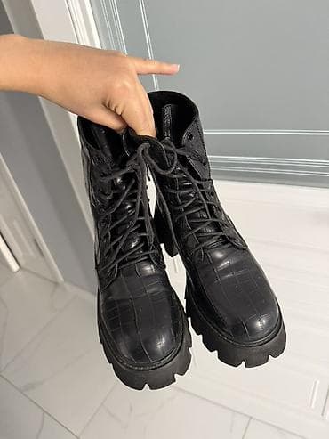 Ботинки и ботильоны: Черные женские ботинки на шнуровке с массивной тракторной подошвой — 1