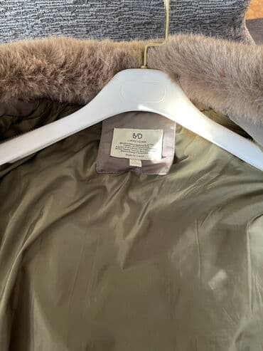 теплый и удобный: Куртка теплая почти новая, я носила её всего месяц в конце — 7