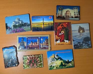 мировой карта: Набор разнообразных сувенирных магнитов, каждый из которых — 3