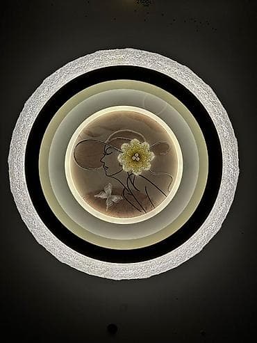 Декоративный потолочный светильник с LED-подсветкой и художественной