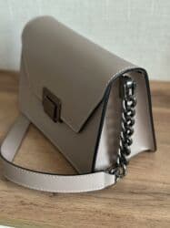 сумка клатч б у: Сумка кожаная. Пудровый оттенок. Внутри два отделения и два кармашика — 4