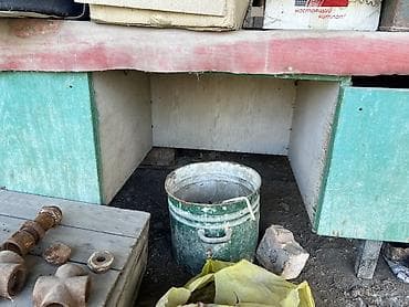 Бекерге берем: Все бесплатно. Стол деревянный советский. Шкаф со стеклянными — 4