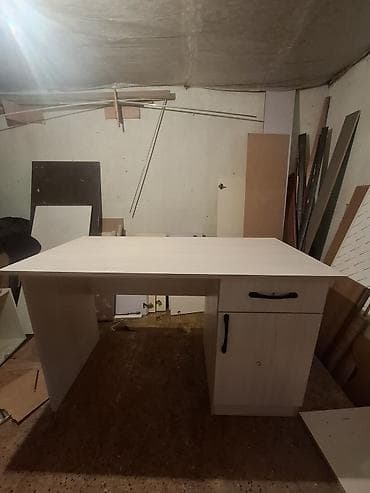 Компьютерный стол, С полками