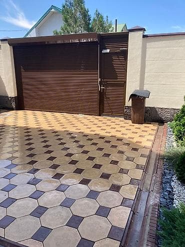 прод дом: Продаётся таунхаус с благоустроенным двором и закрытой парковкой — 1