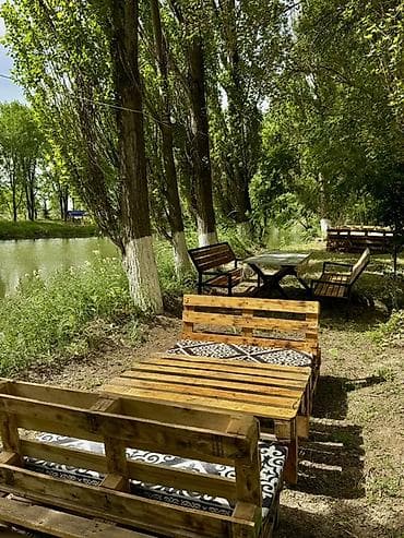 скамейки из дерева: @Fazenda.Resort + Зона отдыха у пруда в тени деревьев - Локация на — 6